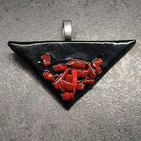 Fekete-piros h�romsz�g med�l