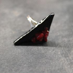 Fekete-piros h�romsz�g gy�r�