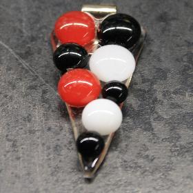 H�romsz�g bubor�k piros-feh�r-fekete med�l