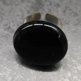 Fekete kerek gy�r�